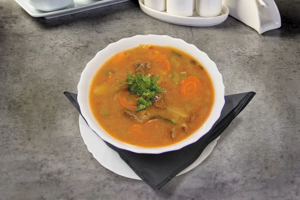 GULAŠ OD JUNETINE S PORILUKOM